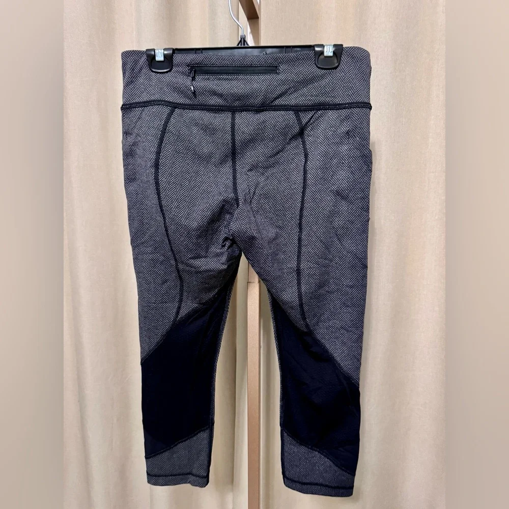 Lululemon Gray Herringbone Patterned Leggings - Size 10 - Picture 2 of 12